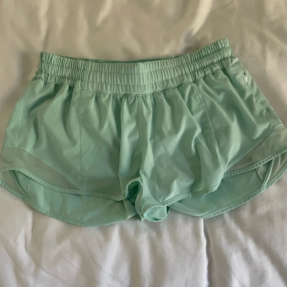 Lululemon Hotty hot shorts 2.5” inseam low rise - Picture 3 of 5